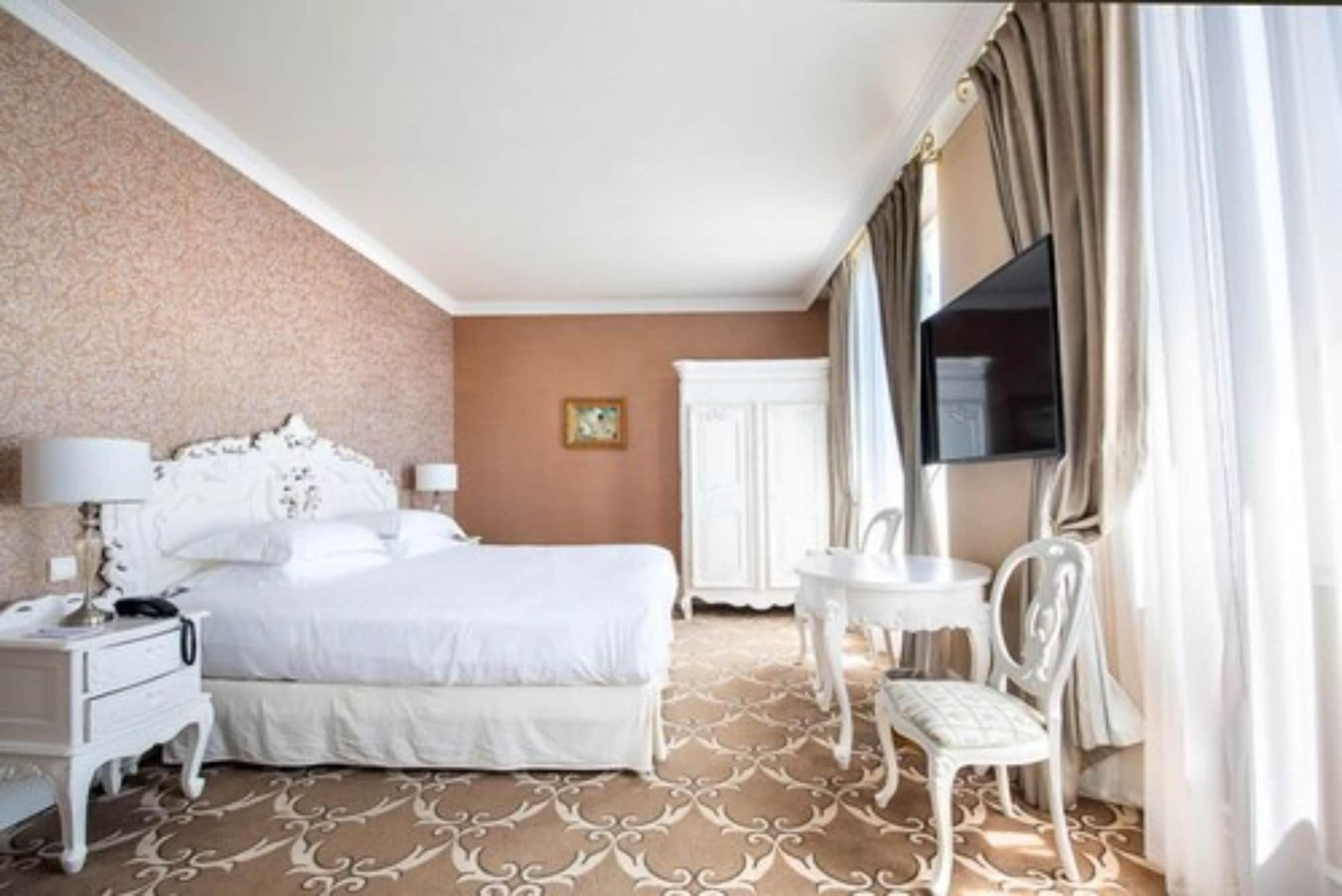 Hotel Chateau De La Tour คานส์ ภายนอก รูปภาพ